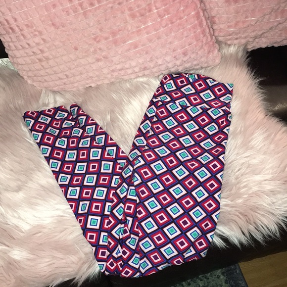 One size lularoe 🛍❤️ - Picture 1 of 3